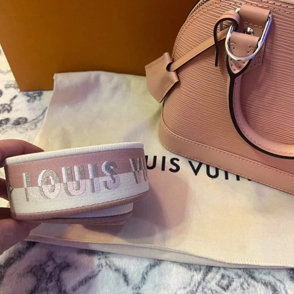 Louis Vuitton crossbody/shoulder purse in pink - Picture 5 of 9